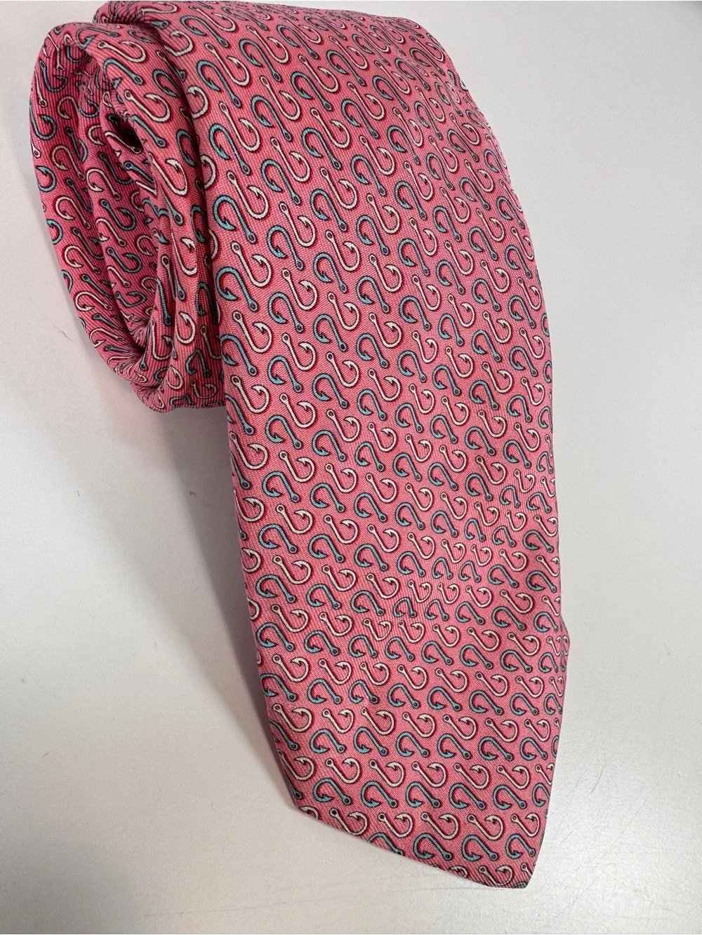 VINEYARD VINES pink 100% silk tie with fish hook design necktie Adorable